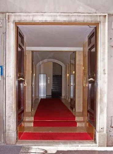 Town House Fontana Di Trevi Bed & Breakfast 4*